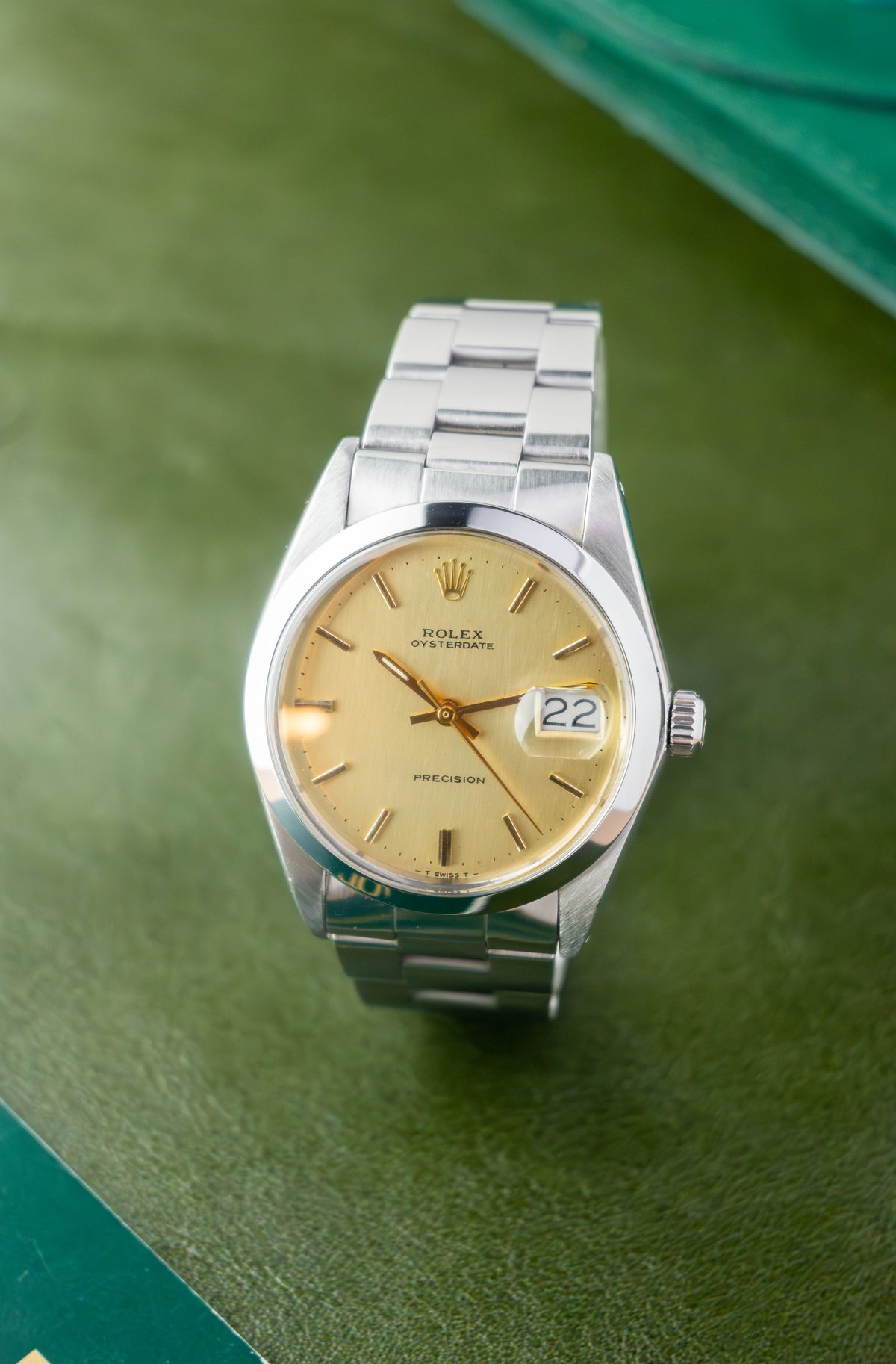 Rolex Oysterdate 34 Ref.6694 | Oyster Bracelet | Smooth Bezel | 1971 | Gold Dial | Caliber 1210